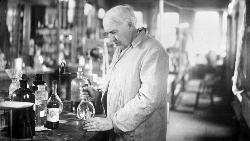 Azt állította egy lap, hogy Edison sárból is képes ételt gyártani, világszerte hittek neki