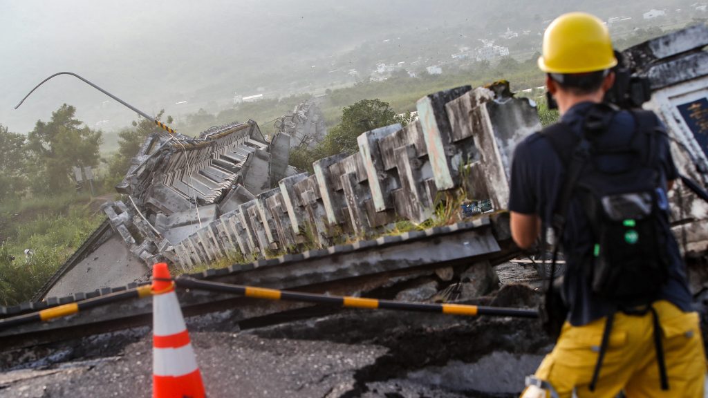600 méteres híd omlott össze a tajvani földrengésben