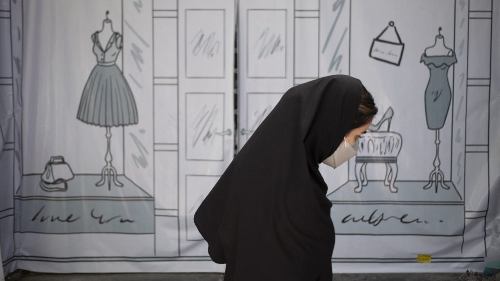 Arcfelismerő rendszerrel listáznák a fejkendőt nem viselő nőket Iránban