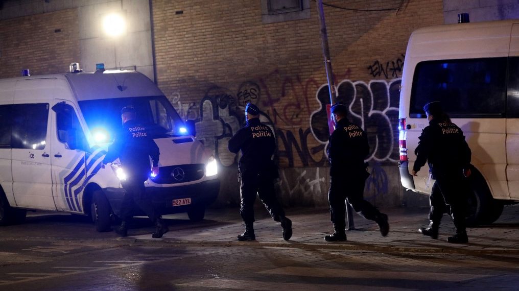 Három rendőrt megkéseltek egy brüsszeli pályaudvaron