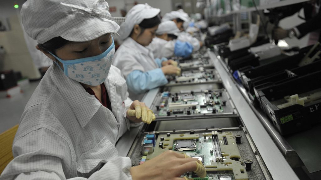 Bocsánatot kértek a dolgozóktól, újra termel a kínai iPhone-gyár