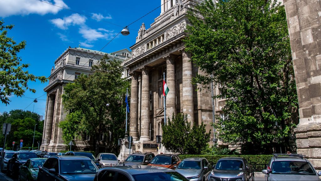 Átfogó igazságügyi reformokat ígér a magyar kormány az uniós pénzekért cserébe