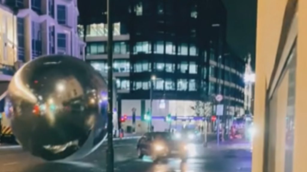 Óriási karácsonyi díszek szabadultak el Londonban