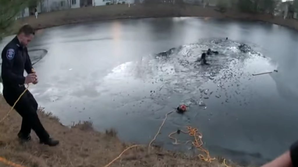 Videón, ahogy kimentik a jeges tóba esett gyereket