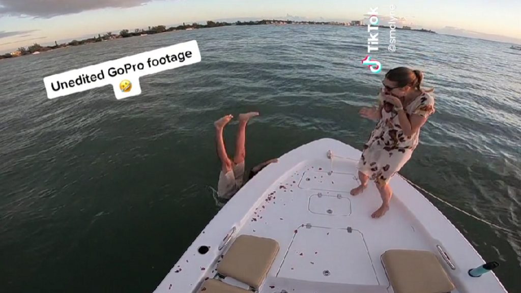 Vízbe esett a gyűrű a lánykérésnél, de legalább látványos lett a videó