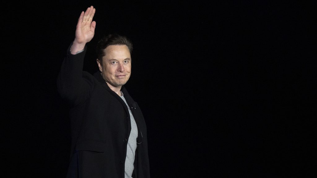 Elon Musknak túl sok volt a szólásszabadság, újságírókat tiltott le a Twitterről