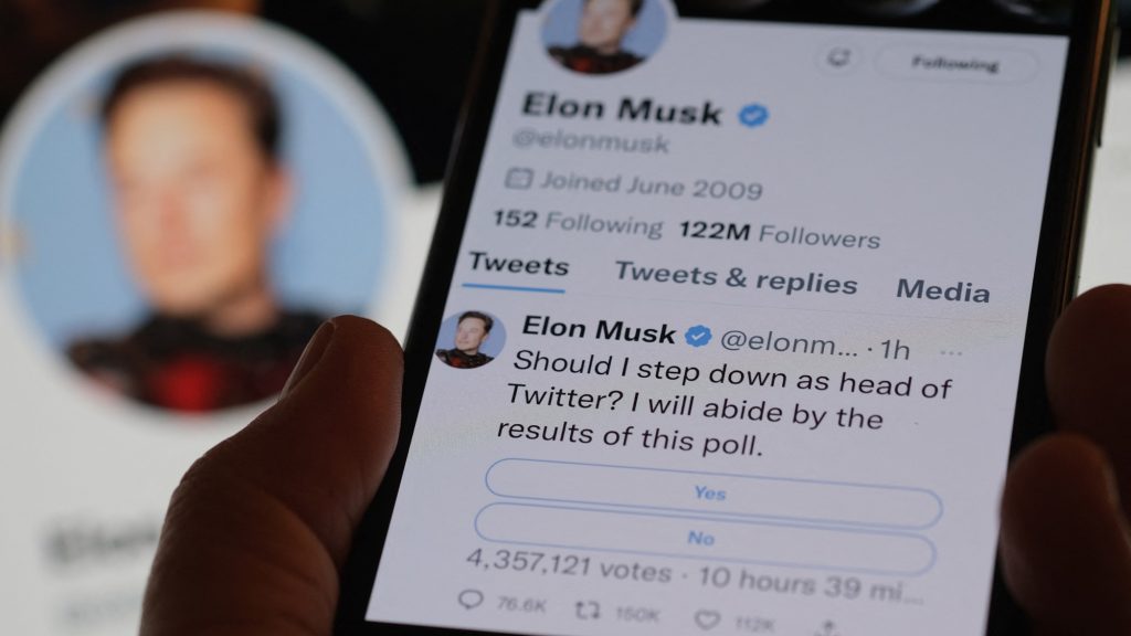 Elon Musk megszavaztatja, hogy maradjon-e a Twitter vezetője
