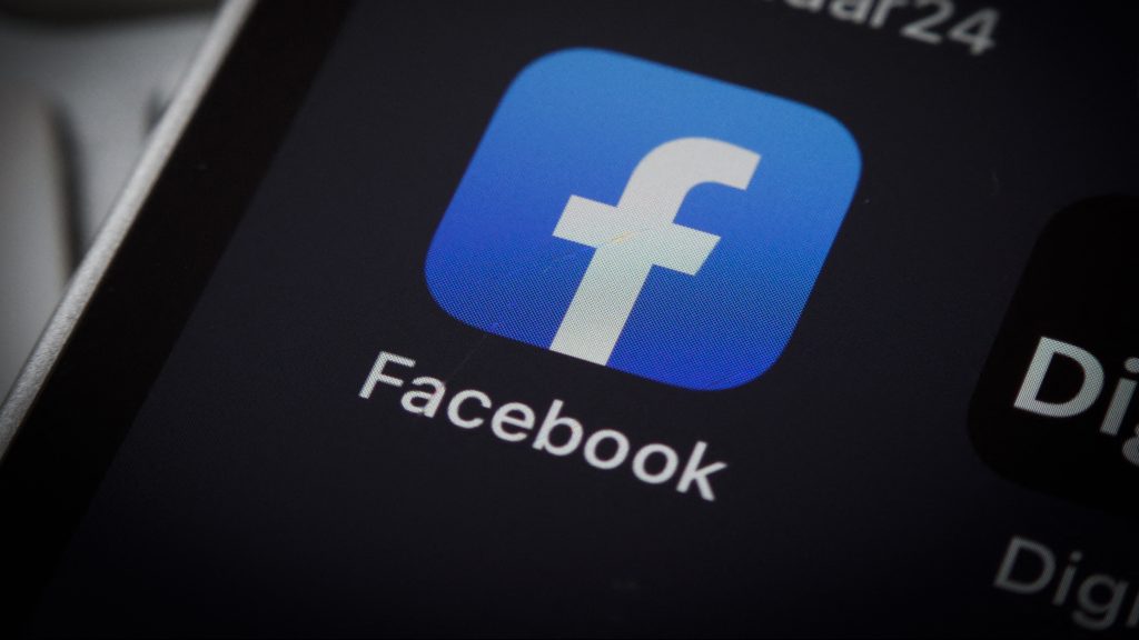 Egyetemi professzort öltek meg Facebook-posztok miatt