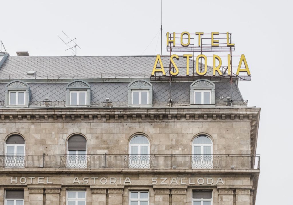 Felújítják, de nem teszik vissza a helyére az Astoria szálló ikonná vált feliratát