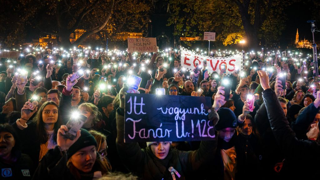 Erdős Virág petíciót indított a tiltakozó tanárok mellett