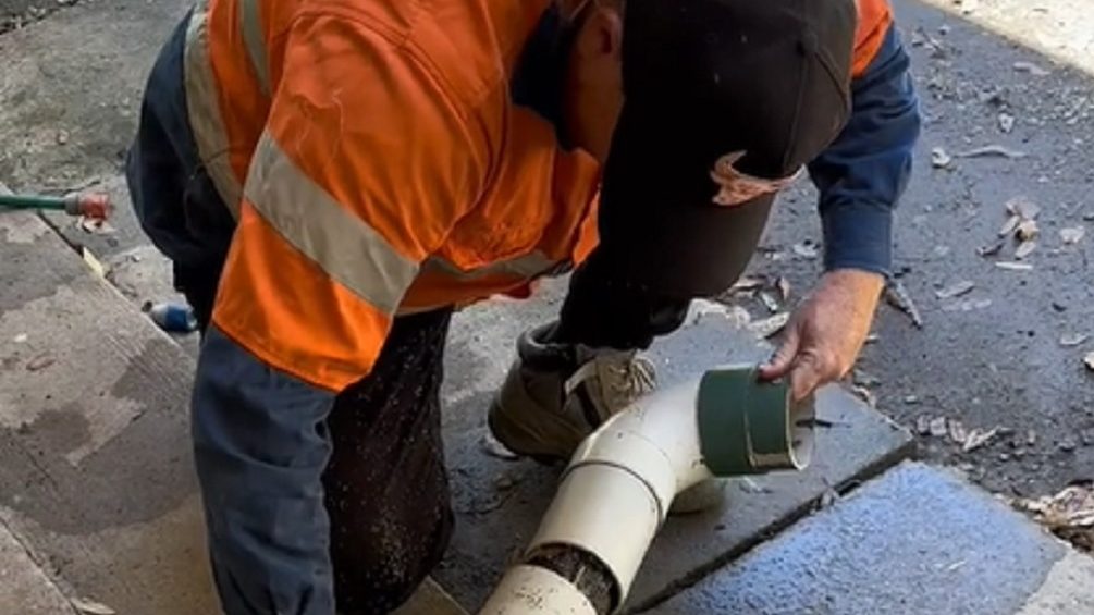 Megdöbbent az ausztrál férfi, amikor rájött, mi dugította el az ereszcsatornát
