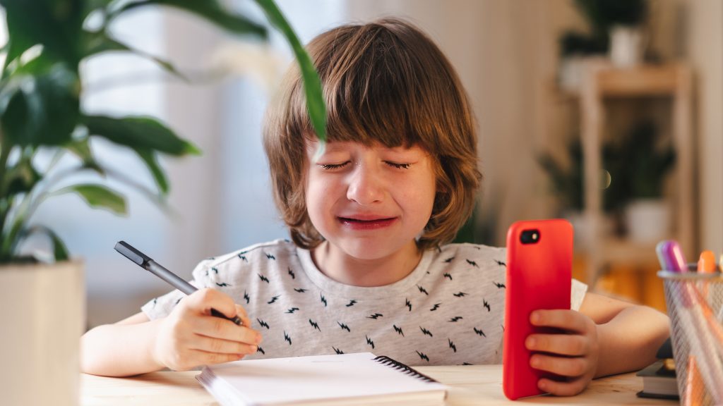 Ezért ne adjon telefont a gyerek kezébe, amikor sír