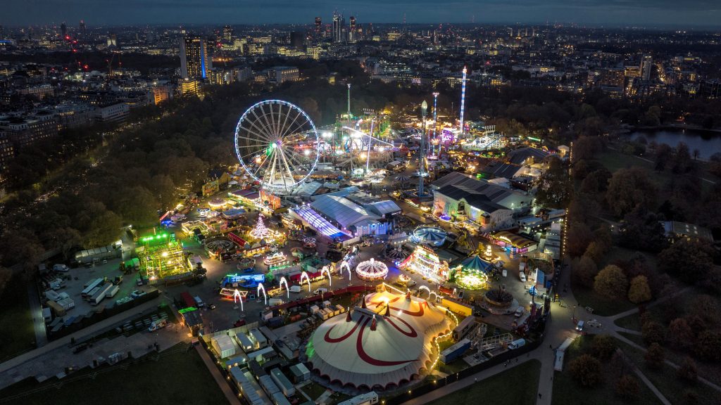 A levegőben lógott két fiú a londoni Winter Wonderlandben történt baleset után – videó