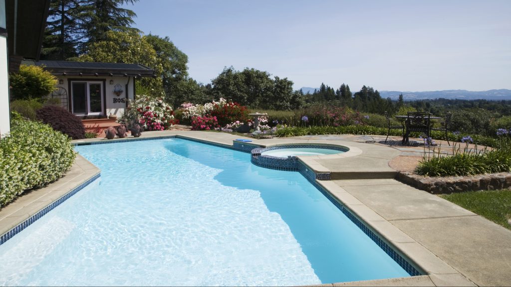 Egy pár szexelt a medencében, amikor az ingatlanközvetítő épp érdeklődőket vezetett körbe a házon