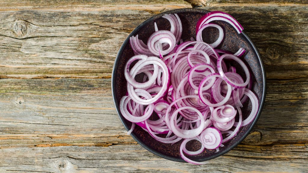 Így lehet gyorsan és könnyek nélkül vékony hagymaszeleteket vágni a tiktoker szerint
