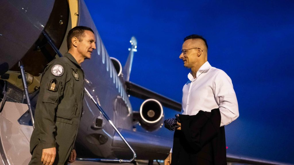 Szijjártó Péter a megtett távolság alapján novemberben már visszafelé utazott a Holdtól