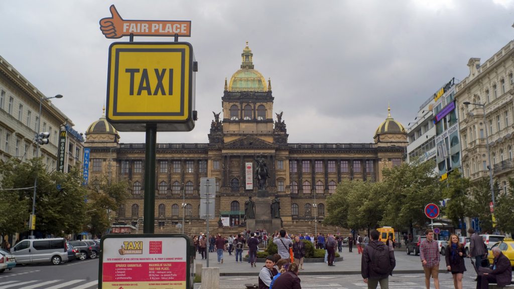 Elszabadult taxi gázolt halálra egy gyalogost Prágában