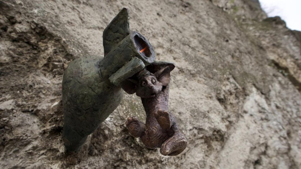 Bombán csüngő Vuk jelent meg a Gellért-hegy lábánál