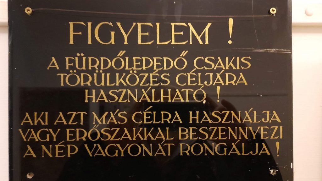 Máig a szocializmus üzenete néz vissza egy pesti gyógyfürdő faláról