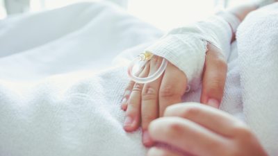 Több százan tüntettek a kórháznál, mert egy kamasz meghalt a sürgősségin Szatmárnémetiben