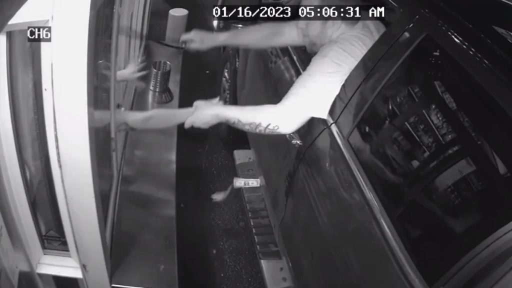 Videón, ahogy egy autós megpróbál elrabolni egy baristát