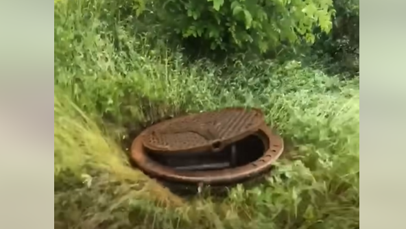 Egymással feleselő csatornafedelek hozták rá a frászt a kirándulókra