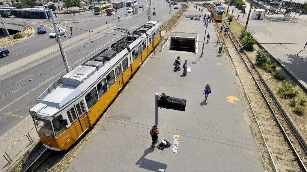 Villamossínre hajtott egy autó a Boráros téren, kitörtek a kerekei