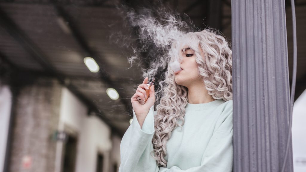 Kiderült, milyen elváltozásokat okozhat az e-cigaretta a tüdőben