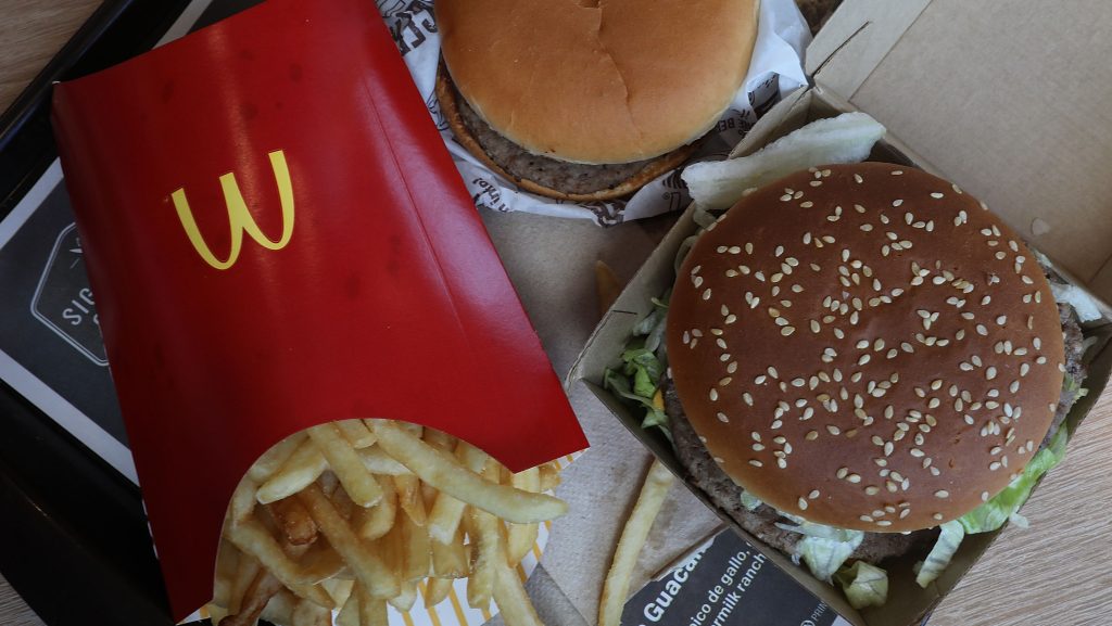 100 fontos bírságot kapott egy brit férfi, mert túl sokáig ült a McDonald’s-ban