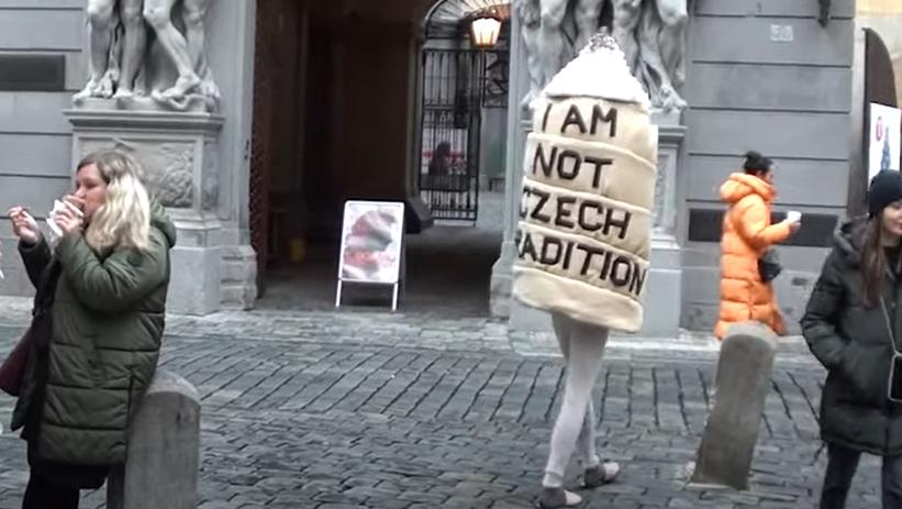 Hatalmas kürtőskalács riogatta a turistákat Prágában