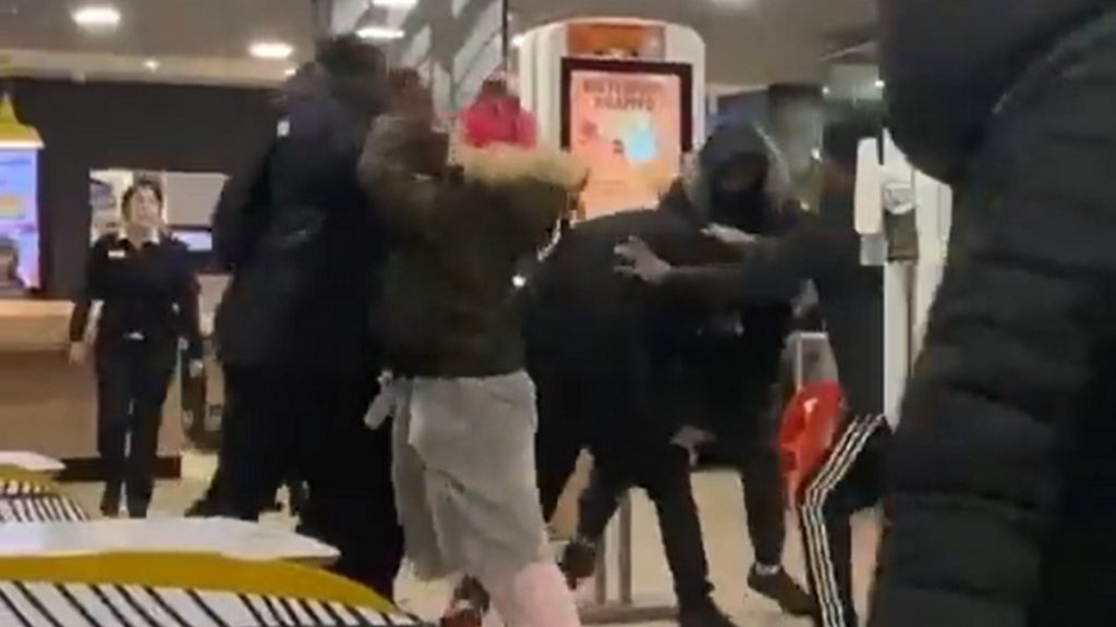 Tömegverekedés egy londoni McDonald’s-ban – videó