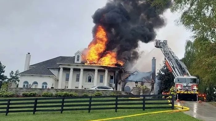Lángokban áll a ház egy ingatlanhirdetés fotóin