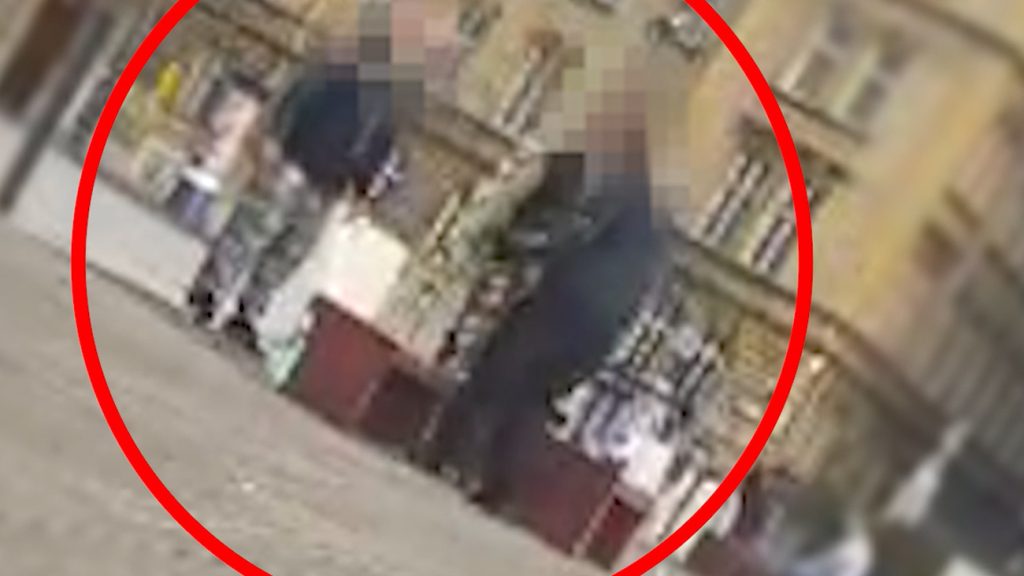 Emberkedett a rugós késével, majd bele is döfte párszor a cimborájába a Keletinél – videó