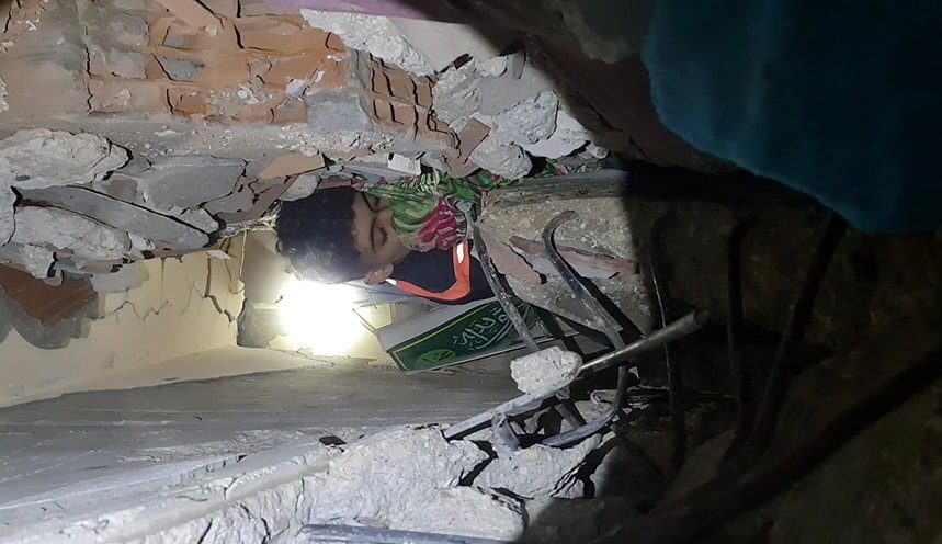 Magyar mentőcsapat emelt ki a földrengés romjai alól egy másfél éves gyermeket