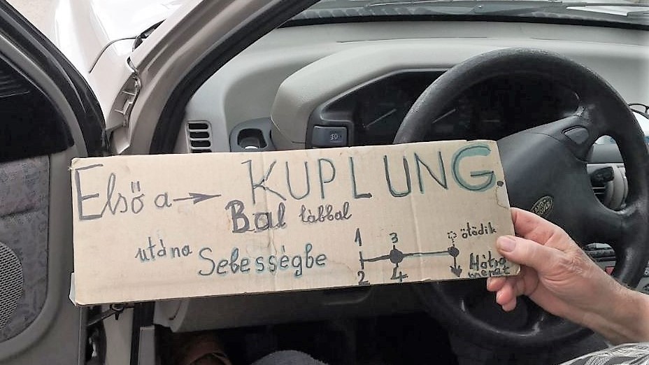 „Kuplung bal lábbal” – Kartonra írt használati utasítással vezette autóját Veszprém megyében egy sofőr