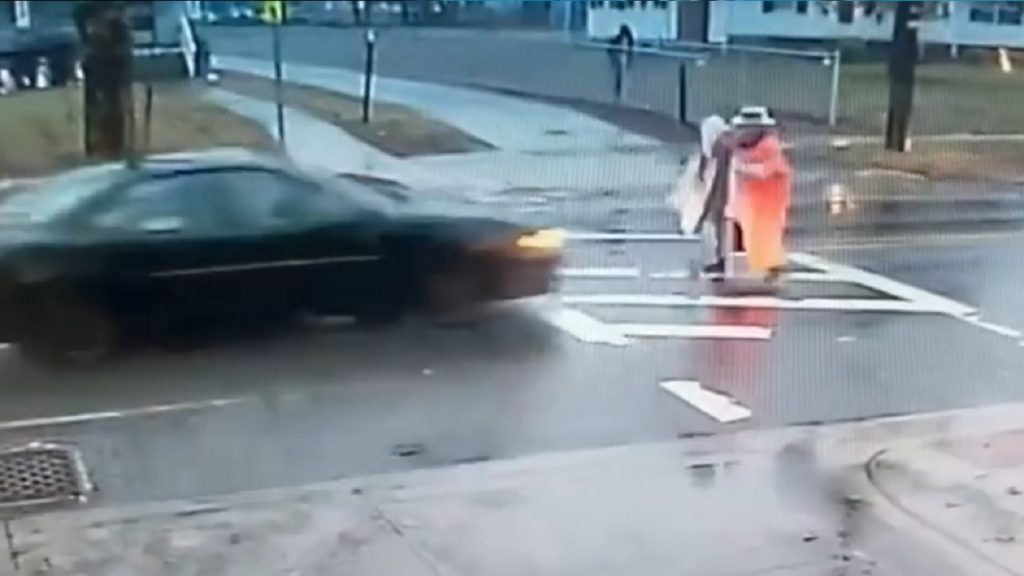 Videón, ahogy a zebrán ment életet a rendőrnő