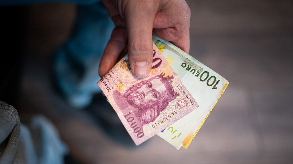 Vegyesen kezdte a hetet a forint