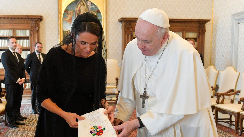 Novák Katalin bejelentette, mikor jön Magyarországra Ferenc pápa