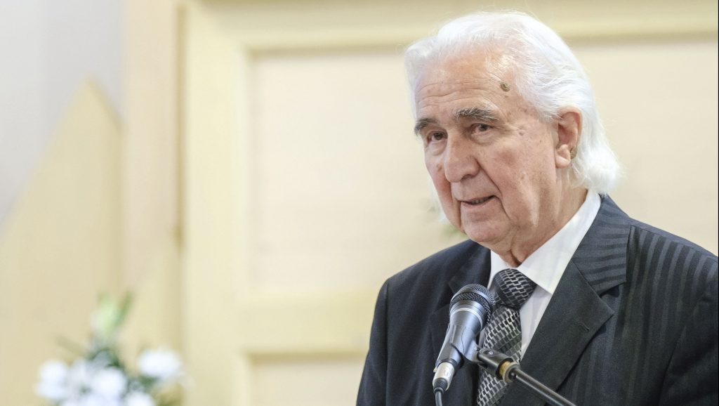 58 év után lemondott a veresegyházi polgármester