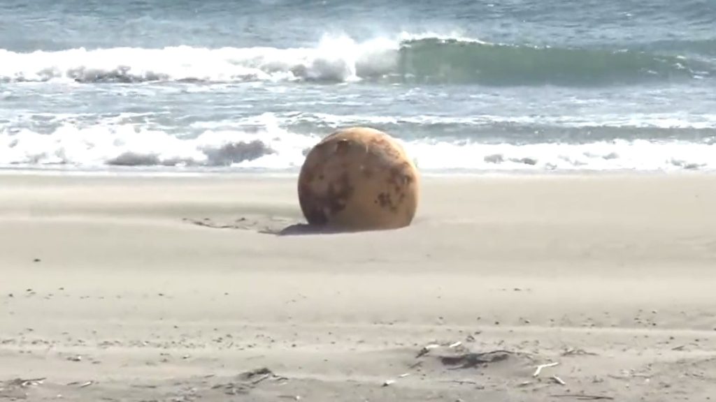 Kémballon, kristálygömb, UFO? – nem tudnak mit kezdeni a partra sodort fémgolyóval Japánban