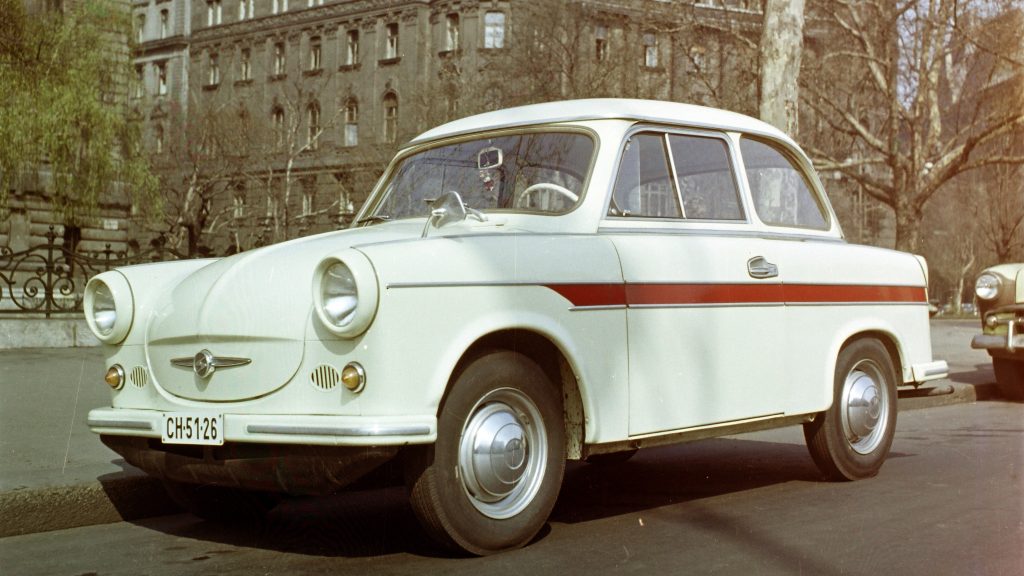 Egyforintossal lopták a Trabant-emblémákat a pesti diákok