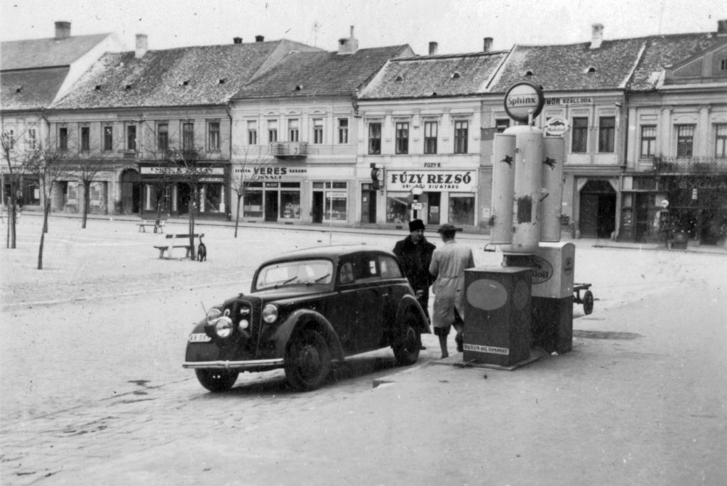 Benzinkút Rimaszombat főterén 1939-ben
