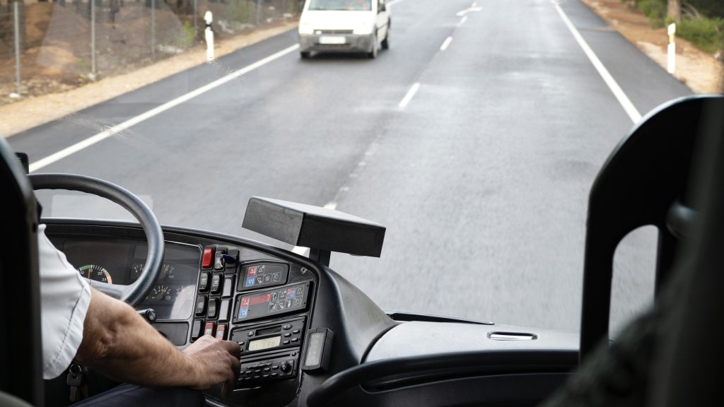 „Kinevette a buszsofőr az apámat, előre megyek és nyakon szúrom, majd háromszor hasba!”