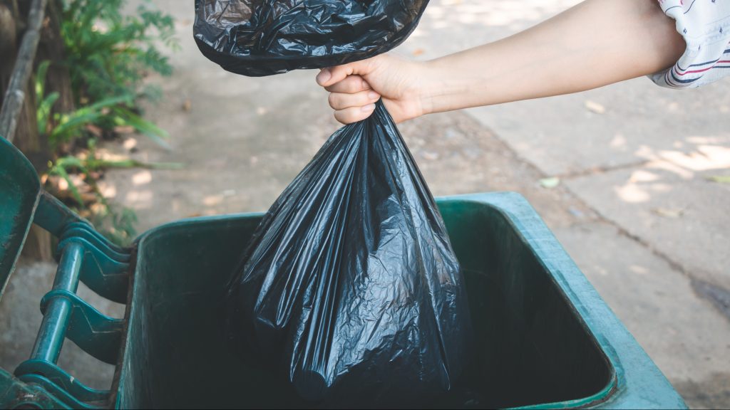 Kukában tolta haza a 40 kilós éles gránátokat egy fémeket gyűjtő férfi, majd betette a nappaliba