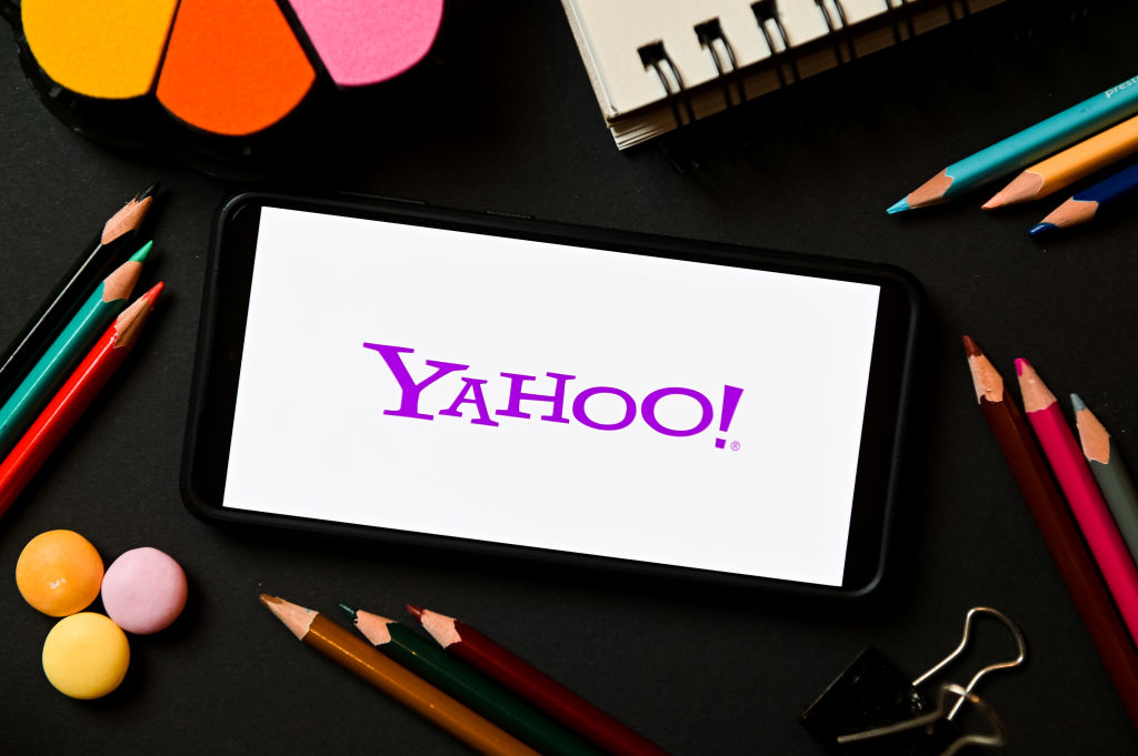 Közel 2000 ember kirúgását tervezi a Yahoo