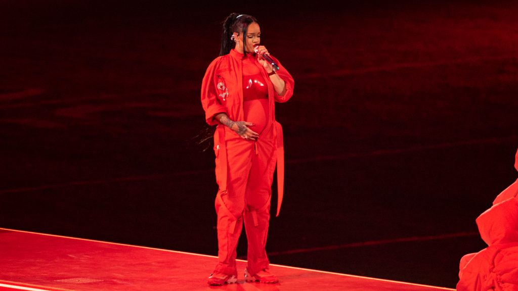 Rihanna várandósan tolta végig a Super Bowl félidei show-ját