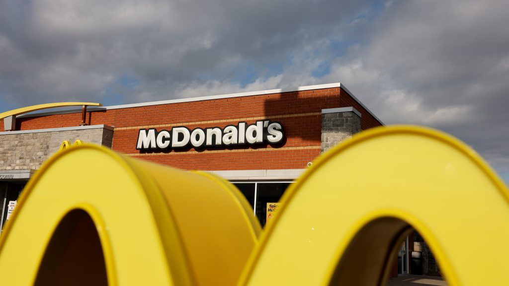 Kiborult egy brit férfi, mert 8 percet kellett várnia a McDonald’s-ban