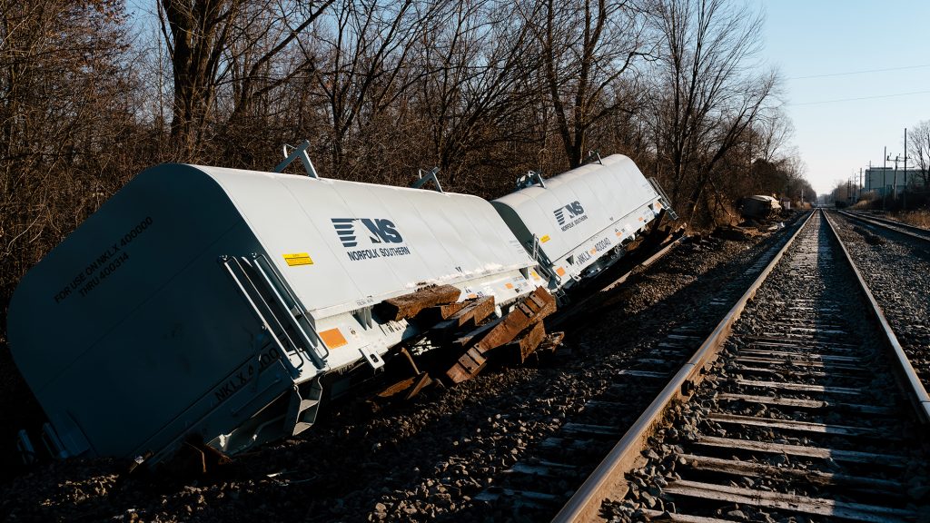 Kilométereken át száguldott a mérget eregető vonat