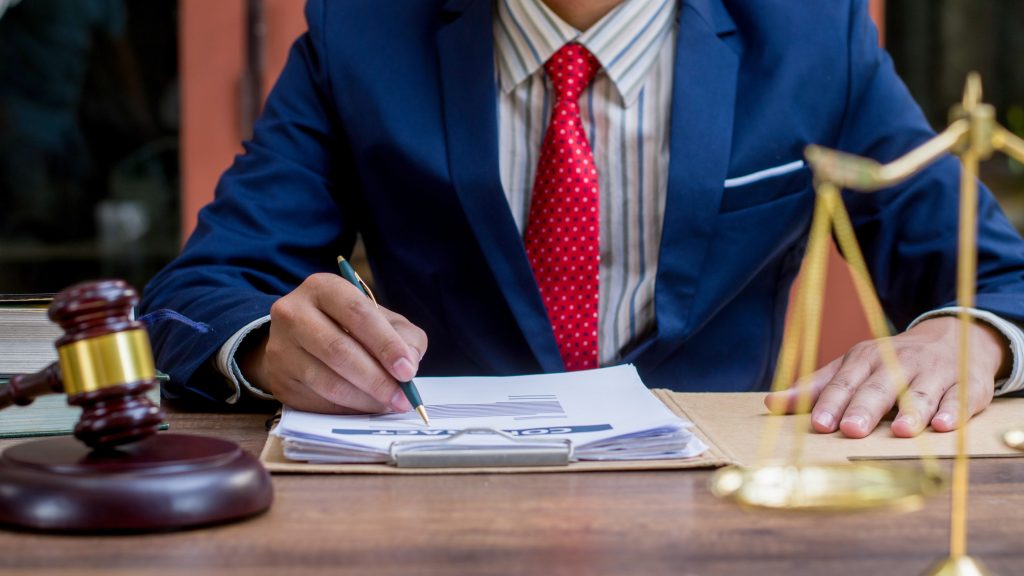 12 vádlottja van a közel száz embert átverő ablakos csalásnak