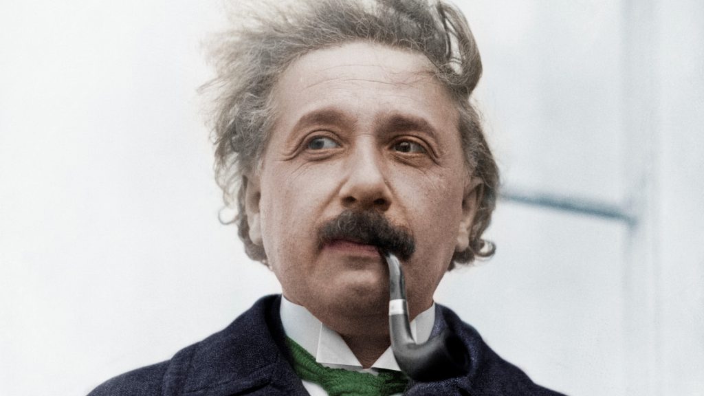 Az üvegszemű, drótarcú Einstein néz vissza az ország legabszurdabb köztéri emlékművéről